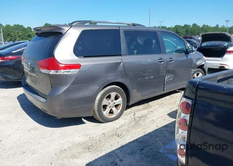 2011 Toyota Sienna Le V6 z USA, uszkodzony, nr VIN 5TDKK3DC3BS170698